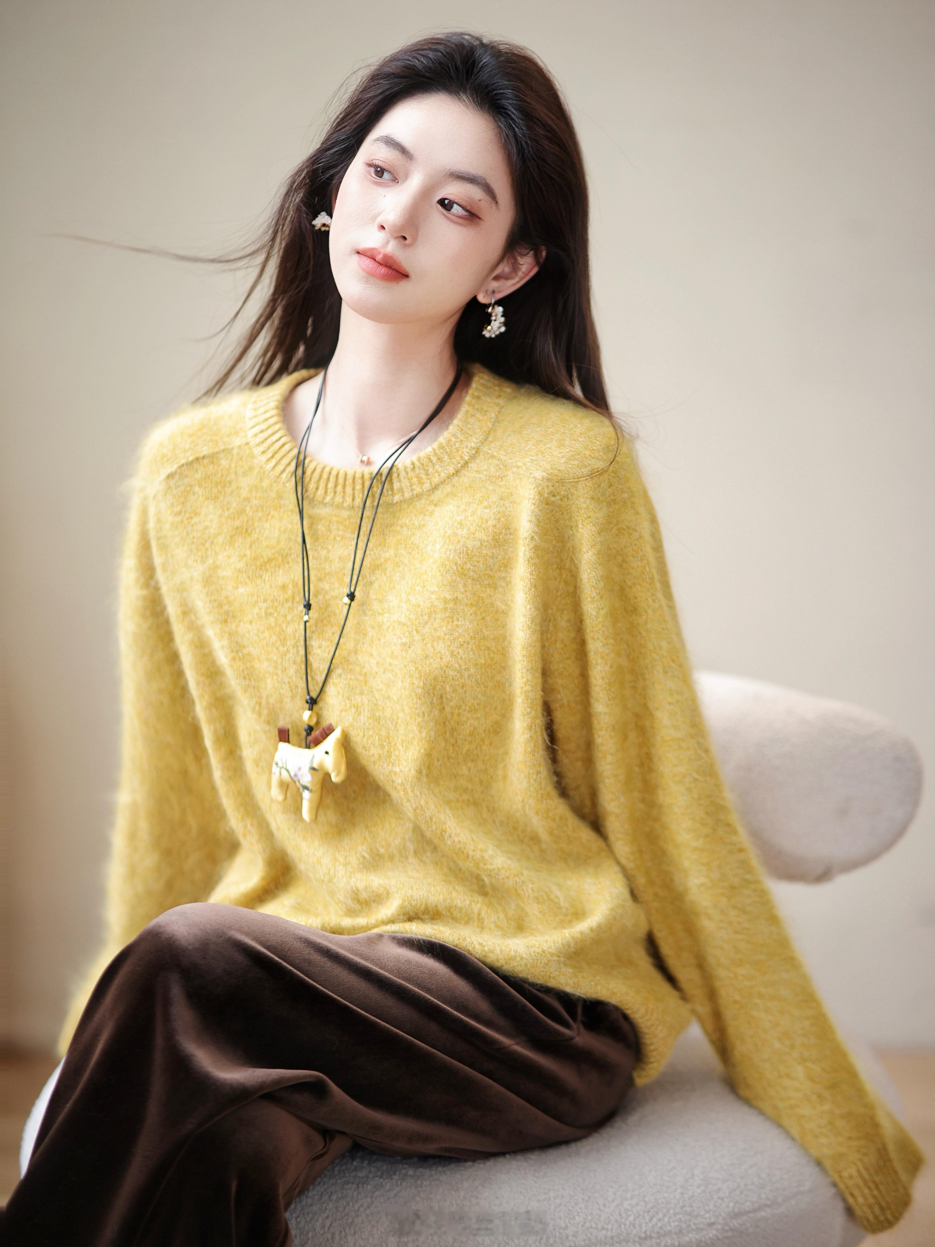 绒绒暖暖的拉毛羊绒谁能不爱啊☀️～高克重AB纱 有点微花纱的感觉 好看不单调！还