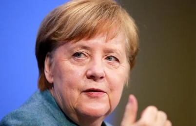 默克尔本应该在家里颐养天年，但是欧洲的行为他真的是看不下去了，直接把欧洲的遮羞布