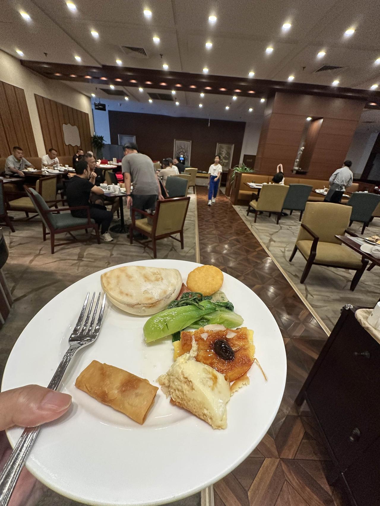 入住北京假日酒店，在餐厅遇到几十位来北京学柔道的澳门少年，我猜是一种来北京游学加