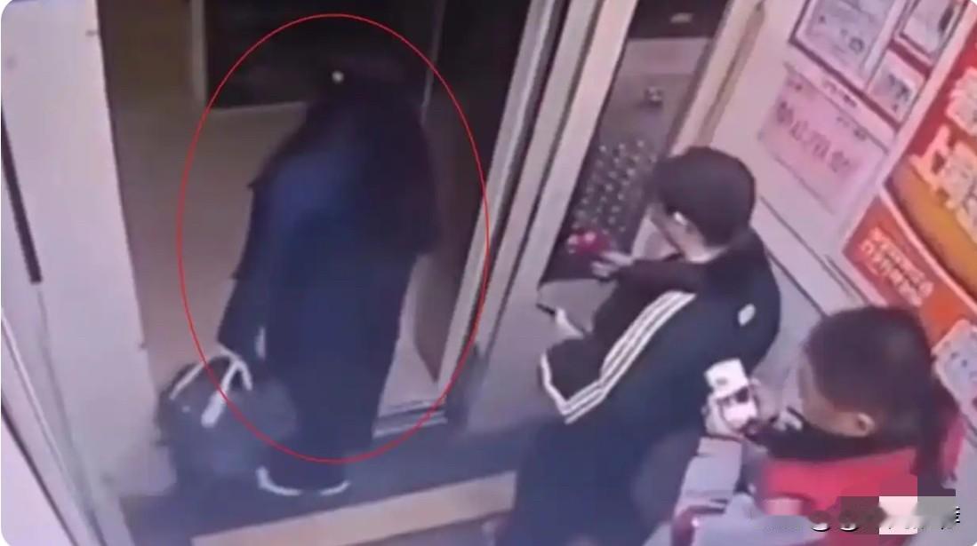 12月24日清晨，某小区一部电梯内上演了一场令人唏嘘的冲突。正值早高峰时段，别人