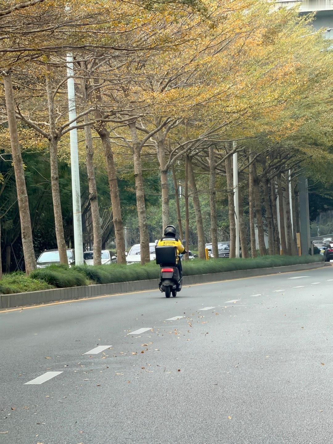 限速60的路段，电鸡可以轻松秒机动车，电鸡深圳顶级路权不是开玩笑的。 深圳