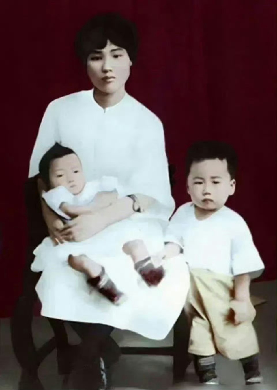 看了让人心疼的照片，1924年，杨开慧和儿子毛岸英、毛岸青唯一保存下来的合影，缅