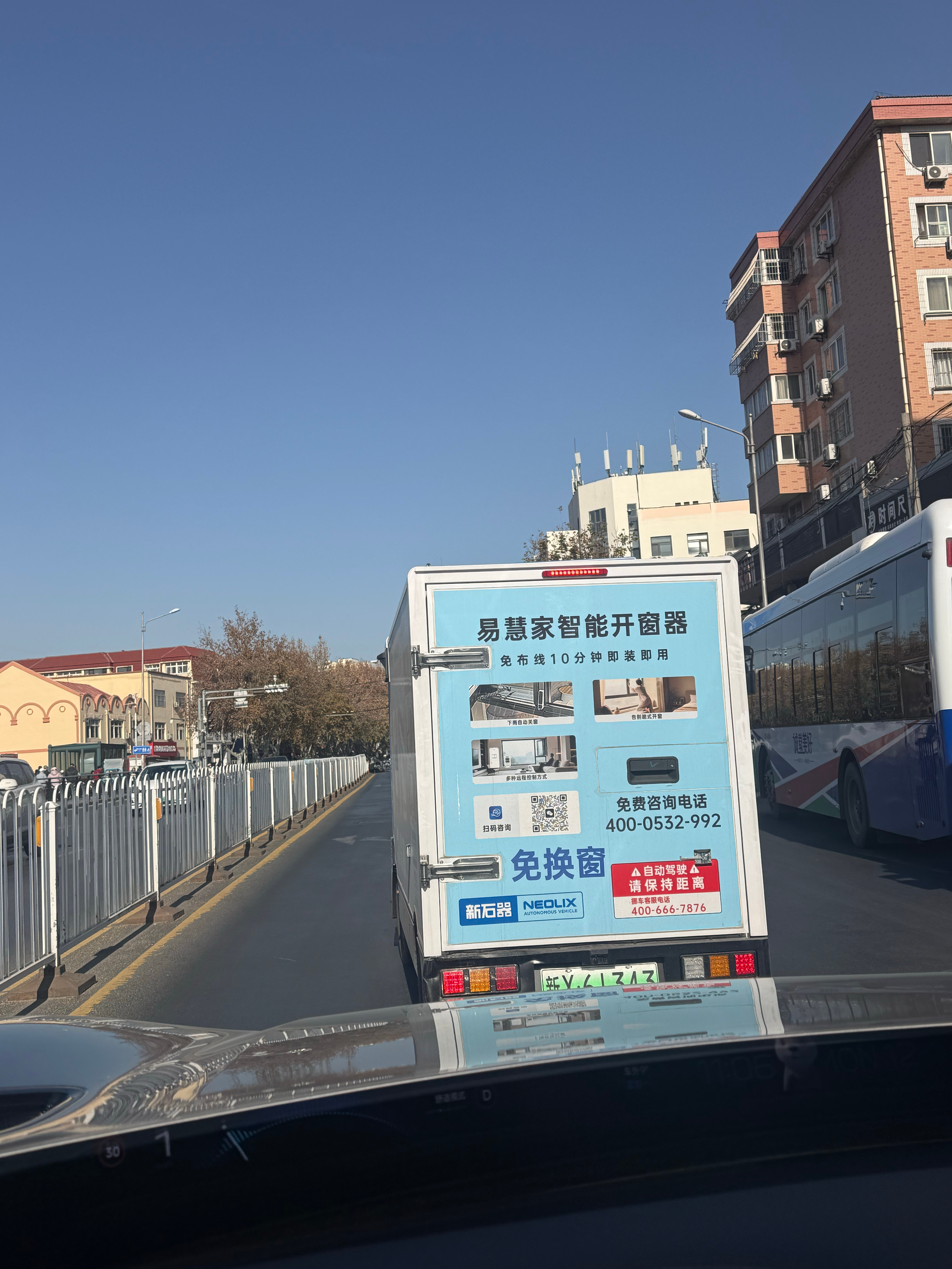 真不怪网上那么多人骂，顶着智能光环，实际操作全是迷惑行为。前面一辆车都没有的情况