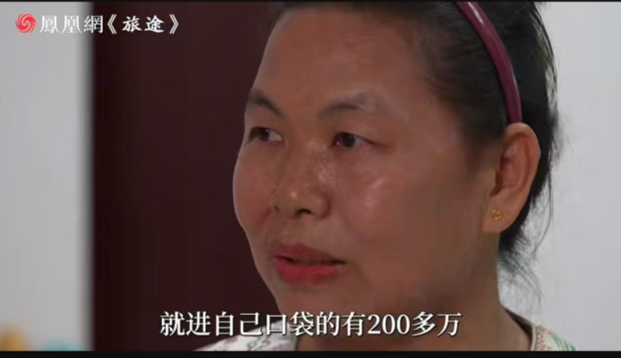 看看这位金牌月嫂的收入！
景小林说这么多年挣了200多万，薪水最高的时候已经超过