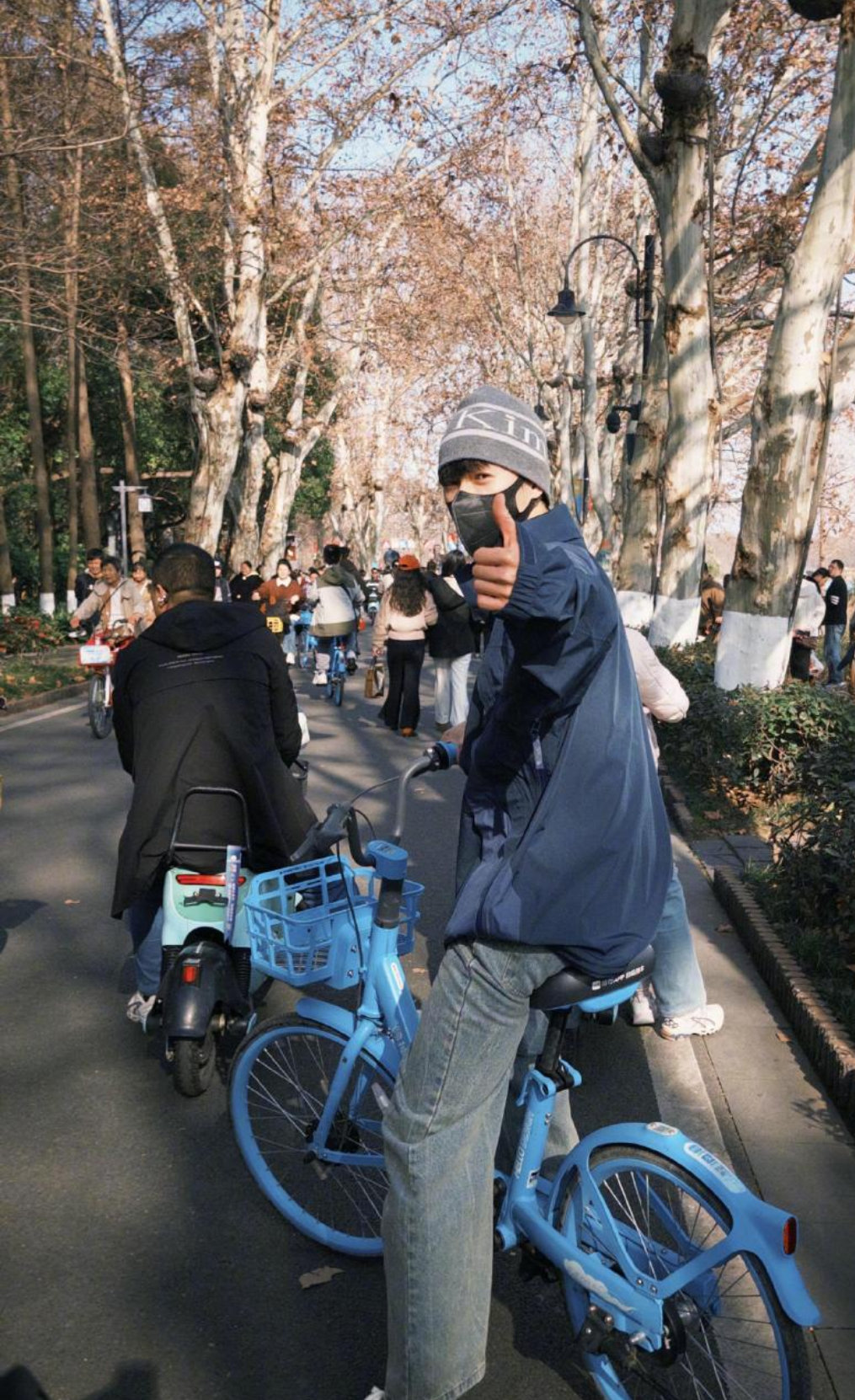 李昀锐被偶遇教路人拍照拍完后贴心回拍十几张，还耐心教路人逆光/顺光、角度、光线技