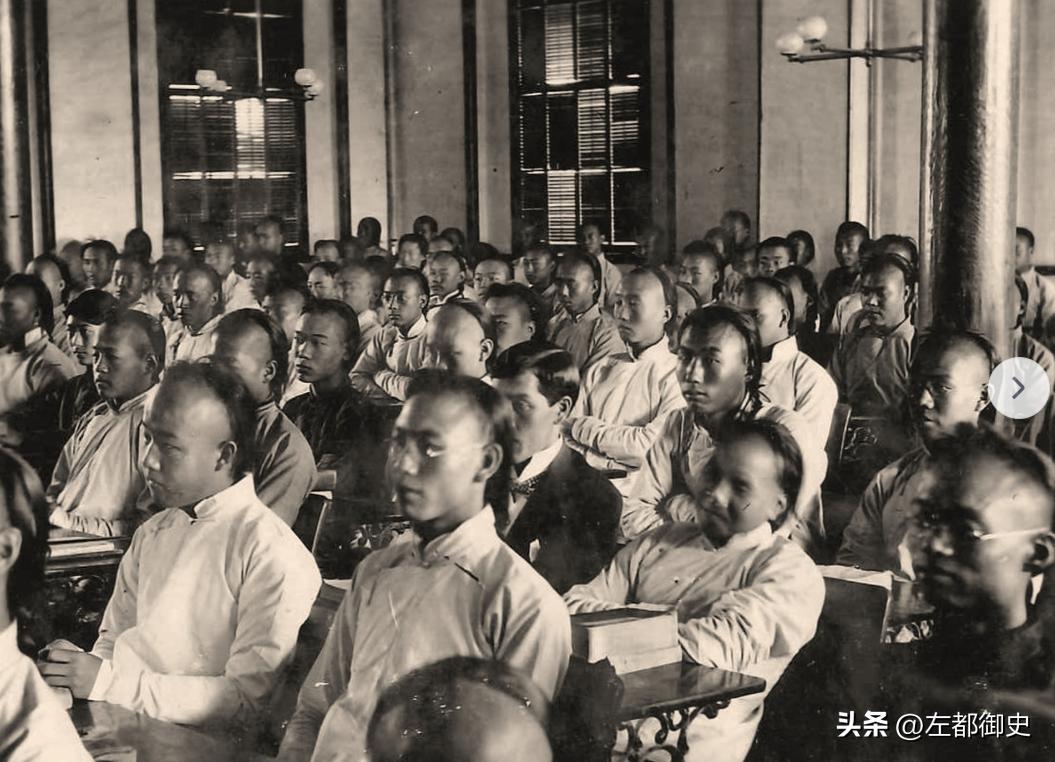 戊戌变法期间创立了京师大学堂，第一任“校长”是内阁学士张百熙，当时的职务称“管学