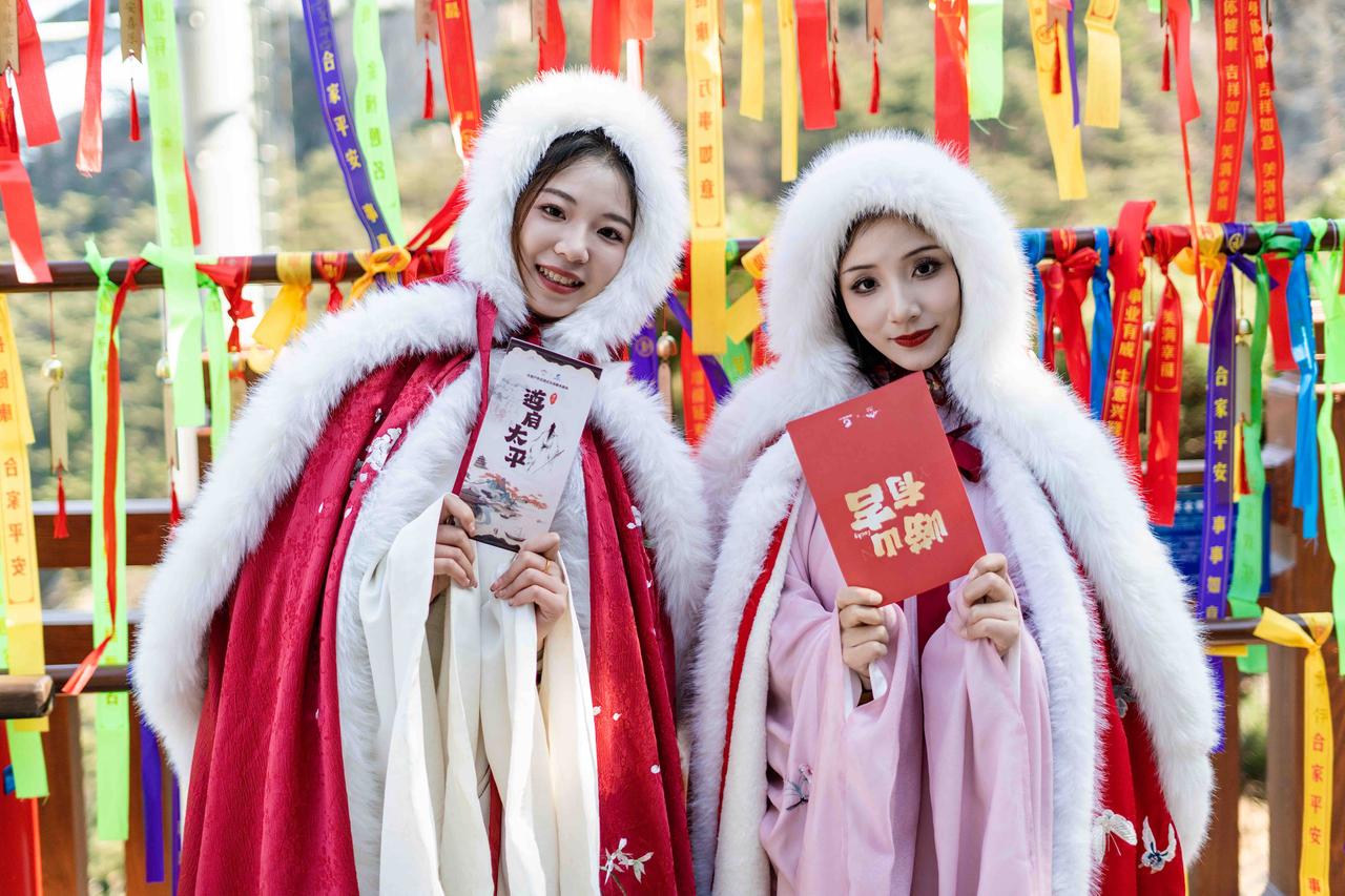 这个假期，我在青岛崂山找到了治愈的打开方式。

只是安安静静地走进仰口太平宫，参