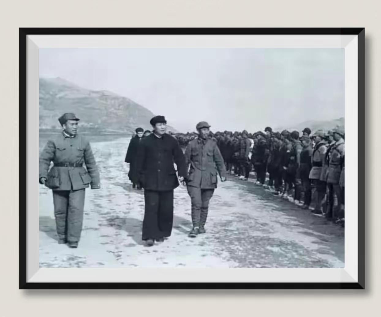 雄师归延定乾坤，双雄检阅铸军魂
 
一张老照片，定格1939年延安最振奋人心的一