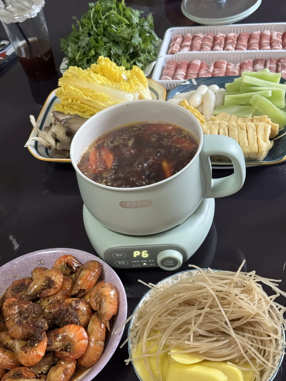 今天做个麻辣羊蝎子锅，小孩姐点菜：加一份胡辣罗氏虾！