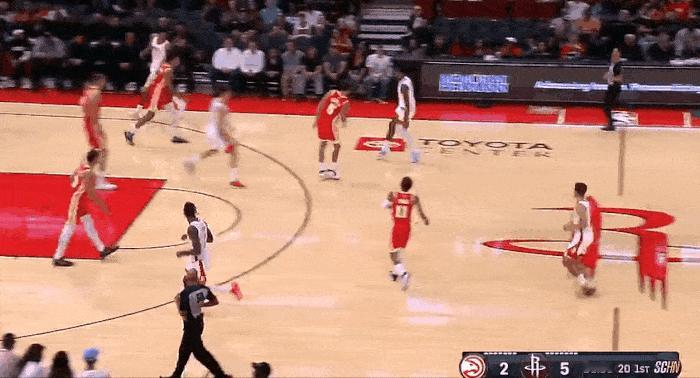 精彩！阿门汤普森真是涨球了！
在今天NBA季前赛火箭对阵老鹰的首节比赛初，火箭小