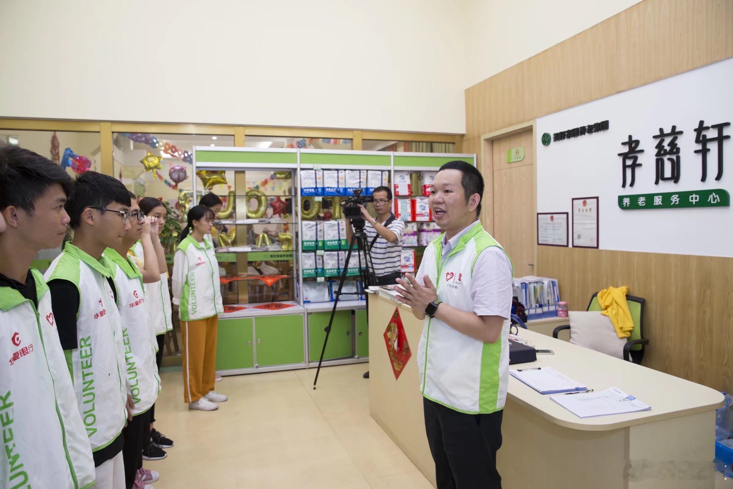 看见公益 从最初的一个人，到现在的团队协作，这条路我们走了很久。今天给新加入的志