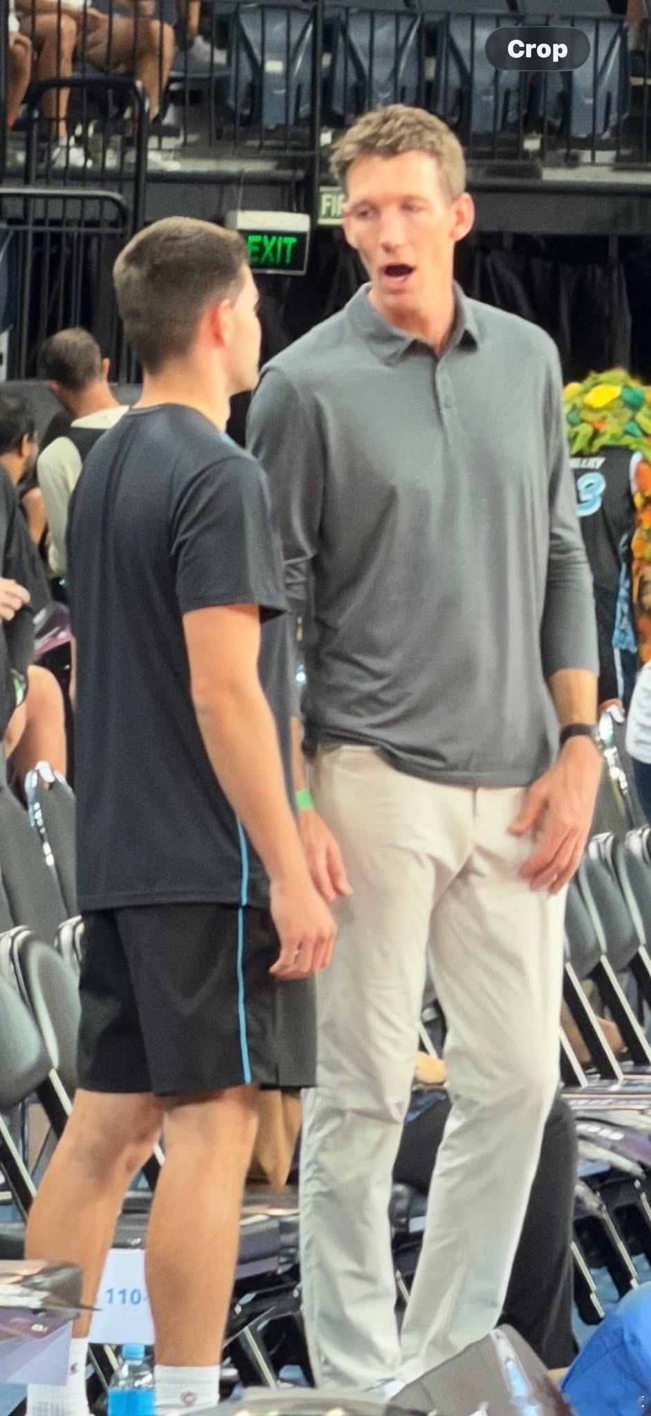 金州勇士总经理邓利维昨天现场来看新西兰破坏者未来之星球员墨西哥人卡里姆洛佩兹的表