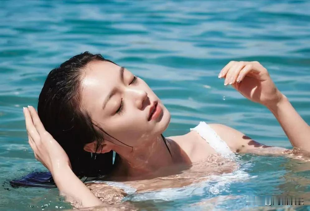 赵今麦罕见晒海边照！白花边泳衣湿发造型太惊艳，网友：这组图我能看一百遍
 
赵今