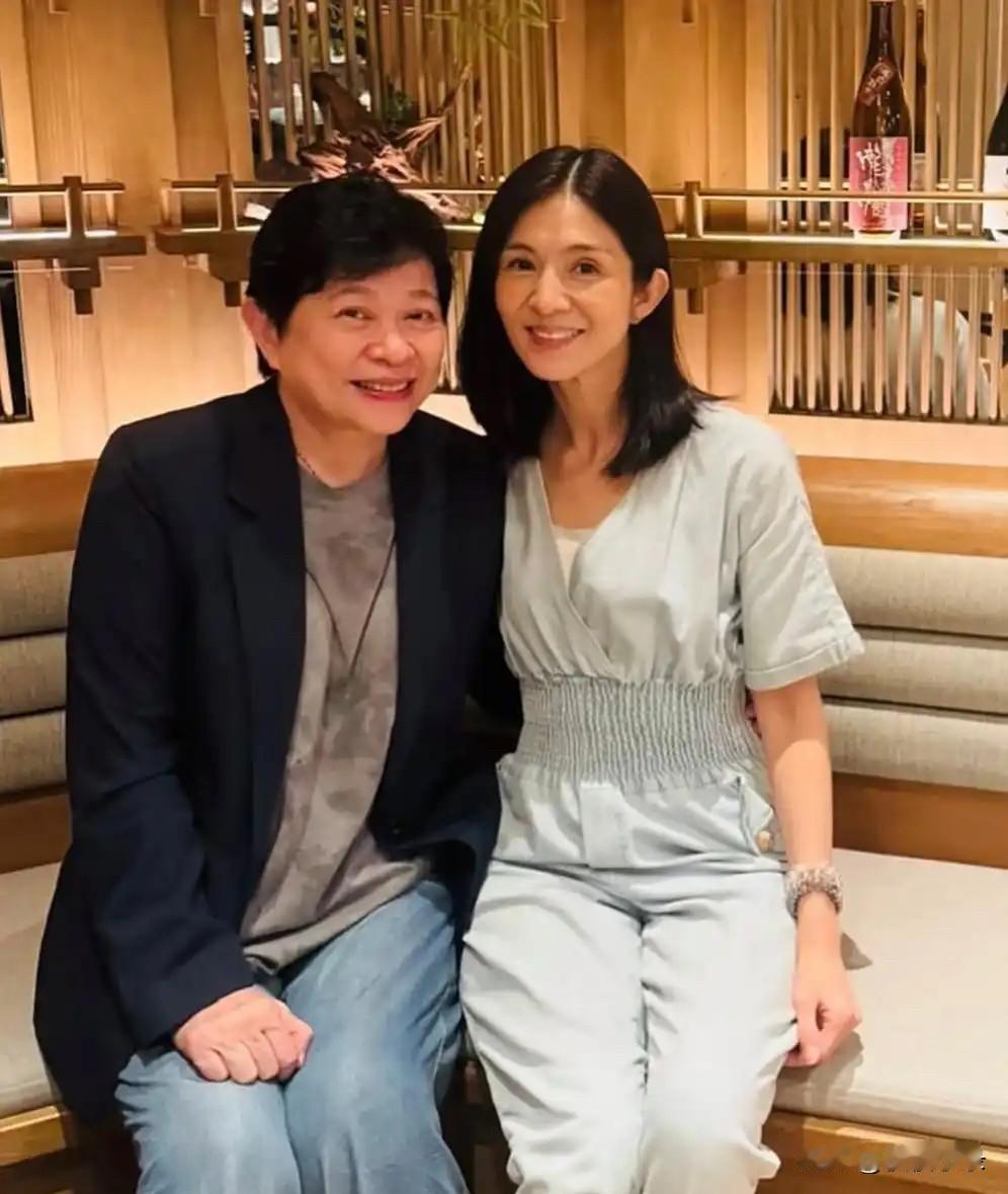 51岁杨采妮到香港和朋友聚餐，身材瘦了好多，脸部皱纹显老态！