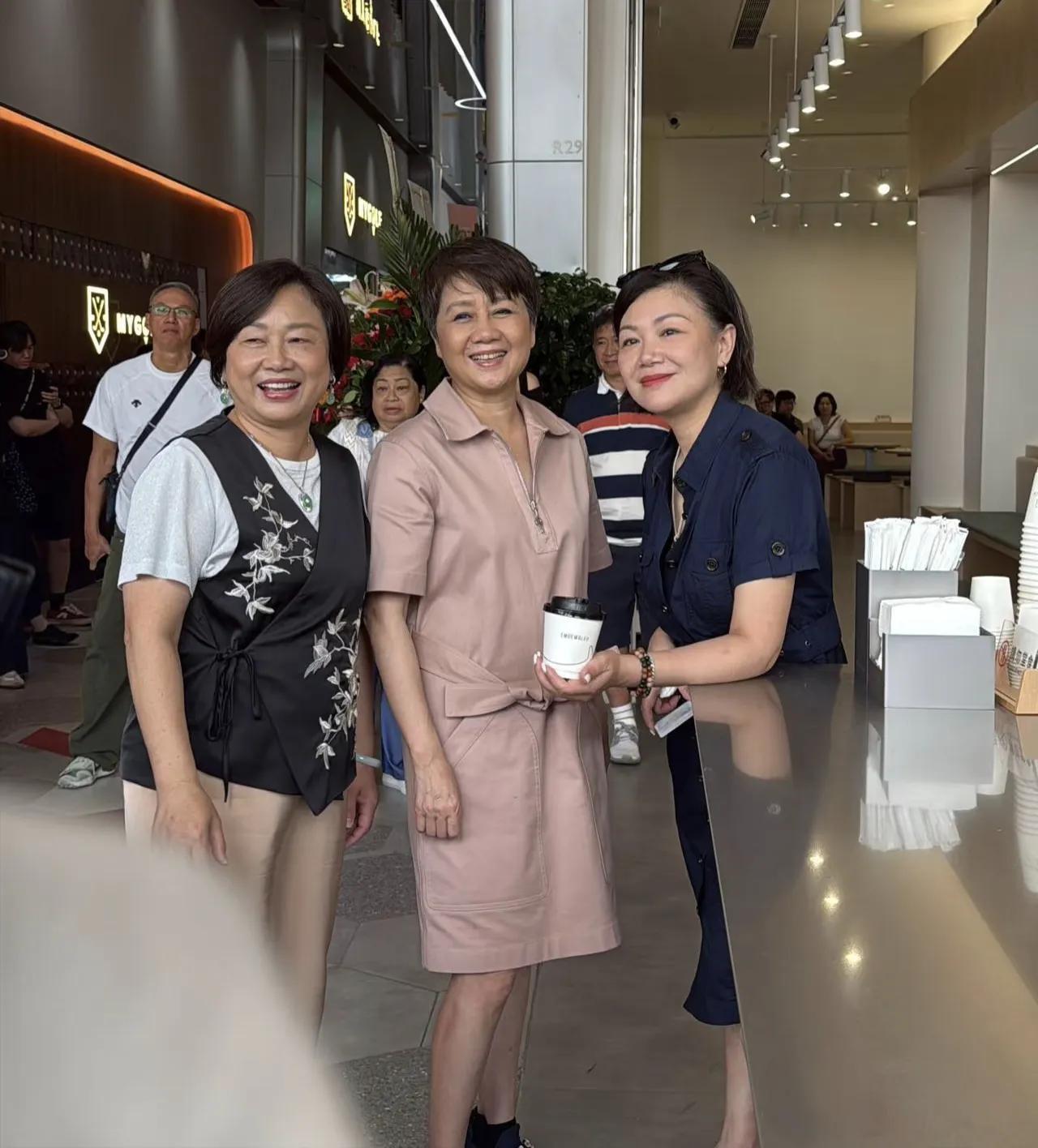 65岁梁安琪在澳门一家咖啡店出现，她穿着一身名牌，脸型圆润，整个人超松弛，看起来