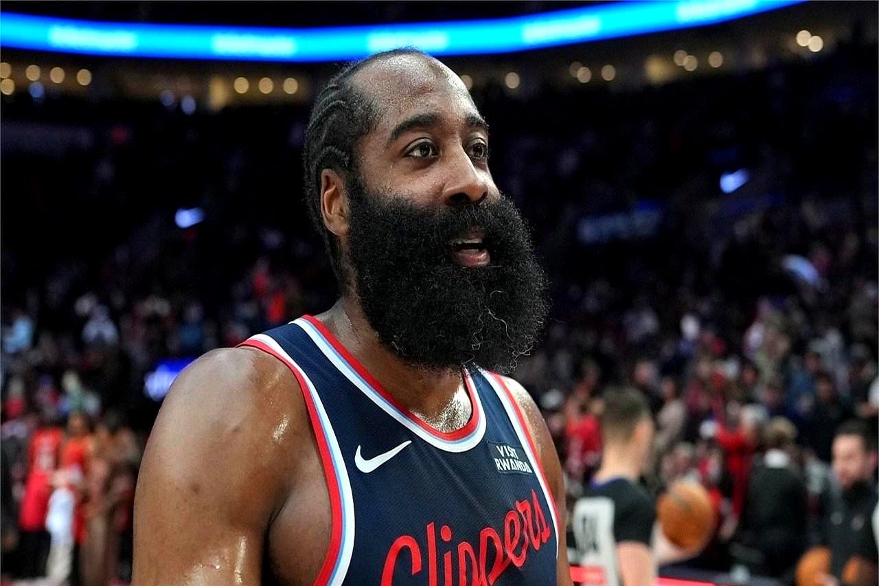 末节0.9秒哈登三分
 

前三节11中2，36岁的人跑不动也投不进，直播弹幕全