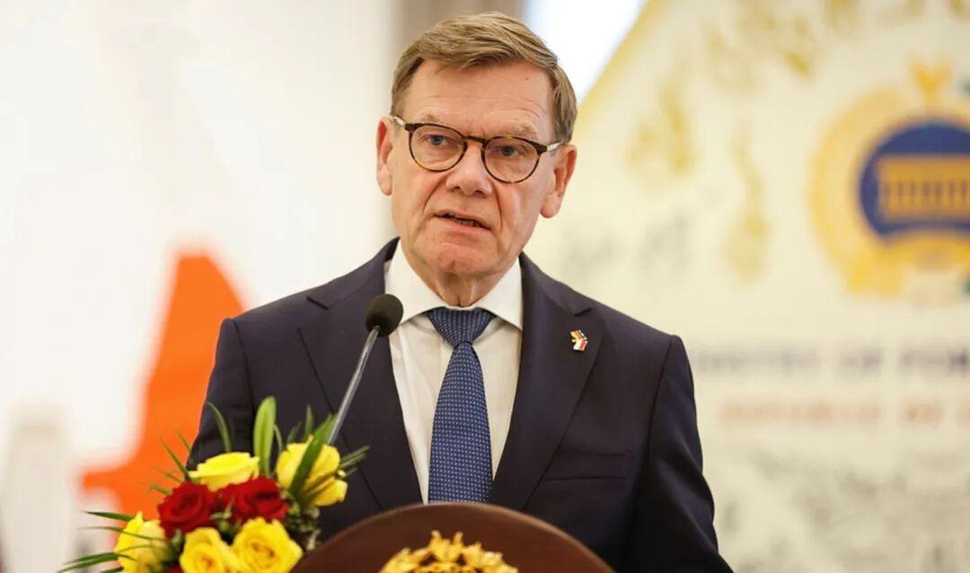 德国外长访华计划被突然叫停后，德国国内各方纷纷发声，强烈反对任何指责中国的做法，