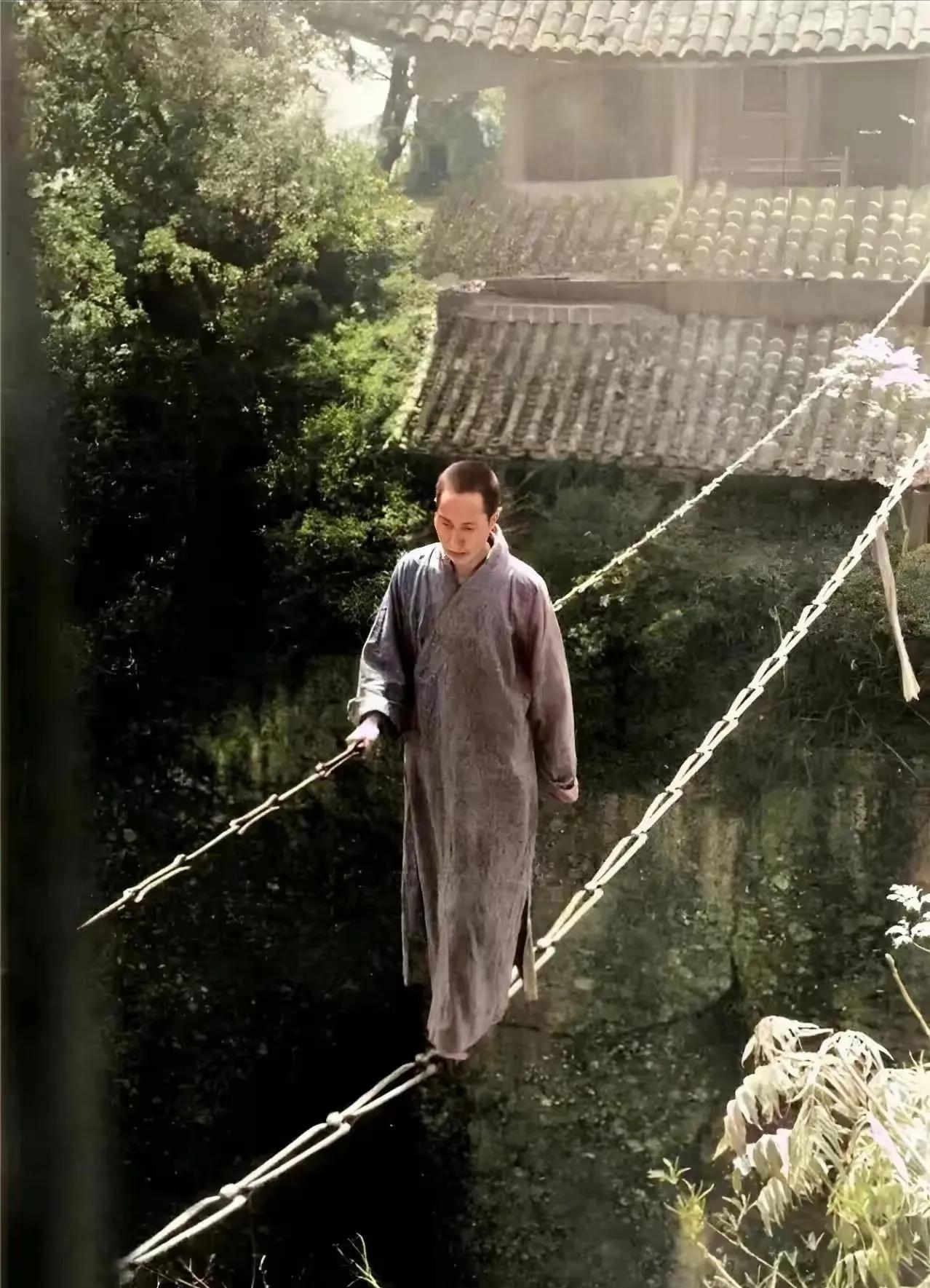 有人说轻功都是假的，请看这位出家人每天行走在这两根铁链子上，时间久了，如履平地，