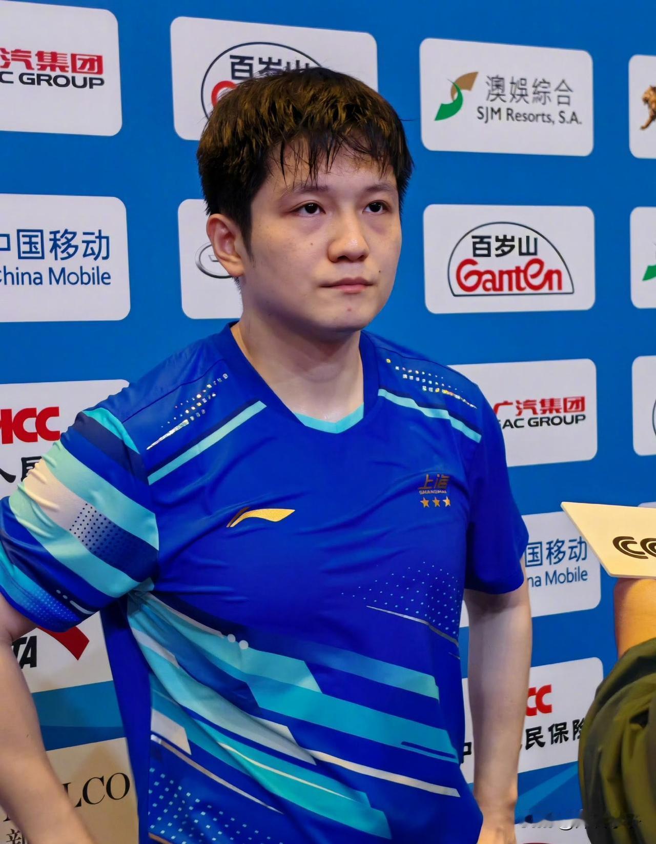 听说樊振东每一场比赛后要接受了六七拨不同媒体的采访，然而他没有任何不耐烦，作为成