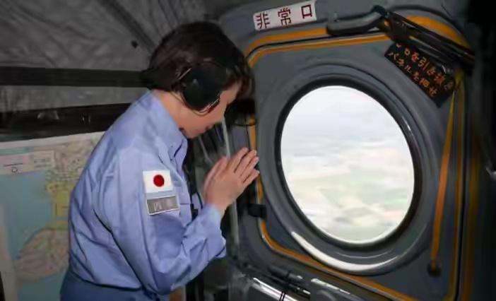 日本发布高市早苗视察地震灾区宣传片，开篇就是身着防灾服的高市登上自卫队军机的画面