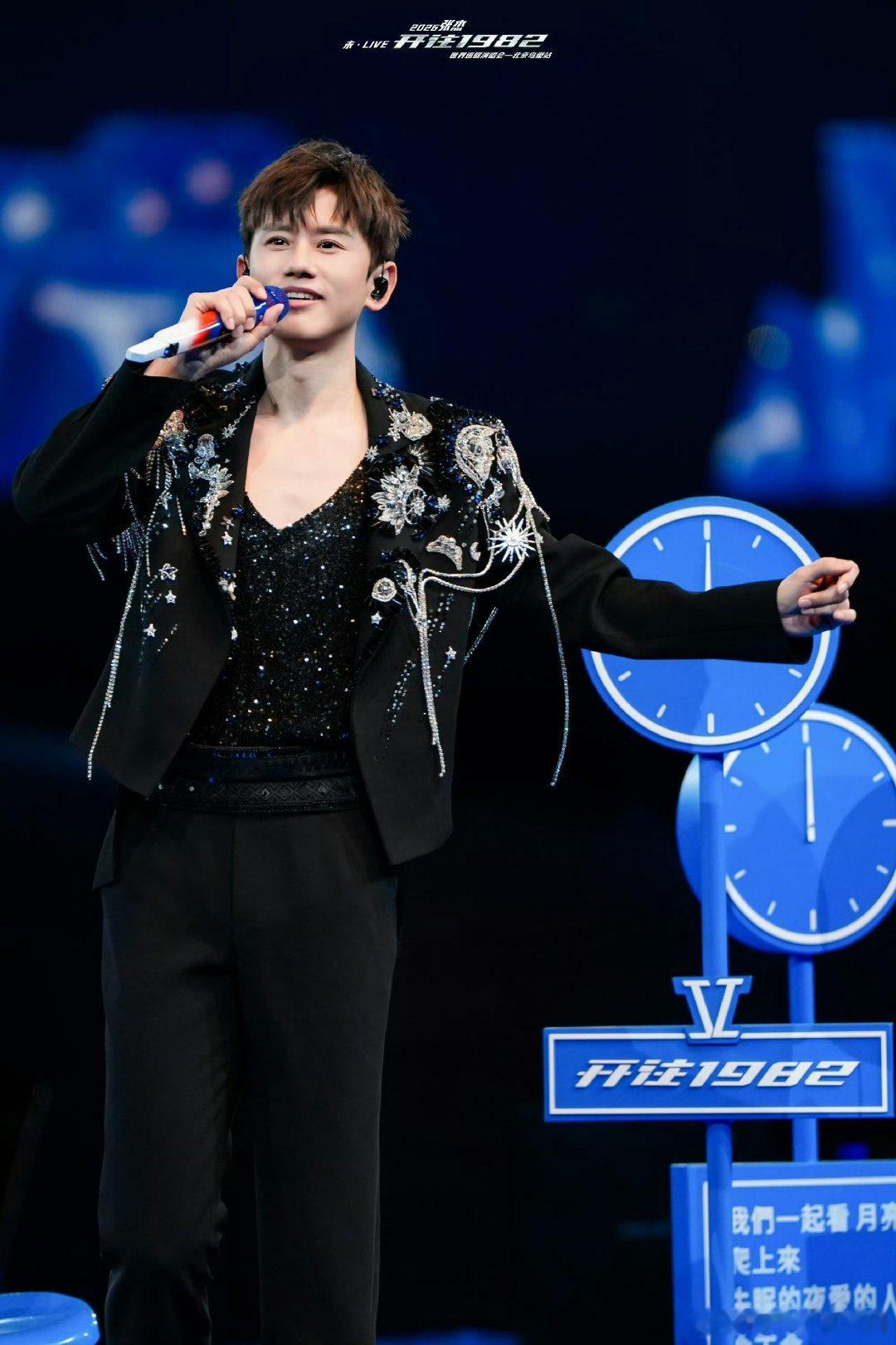 张杰唱了三十秒我学了三年试着跟唱，差点把自己送走，太真实了。 