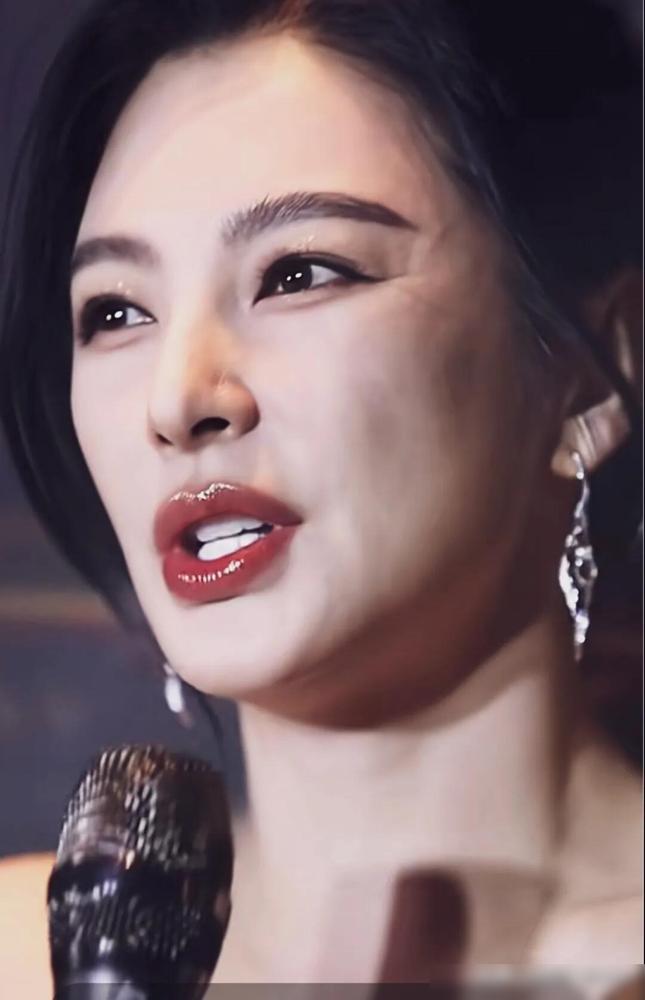 你刷到没？38岁张雨绮被骂断崖式衰老，她的回应绝了！
 
浪姐录节目间隙，她叼着