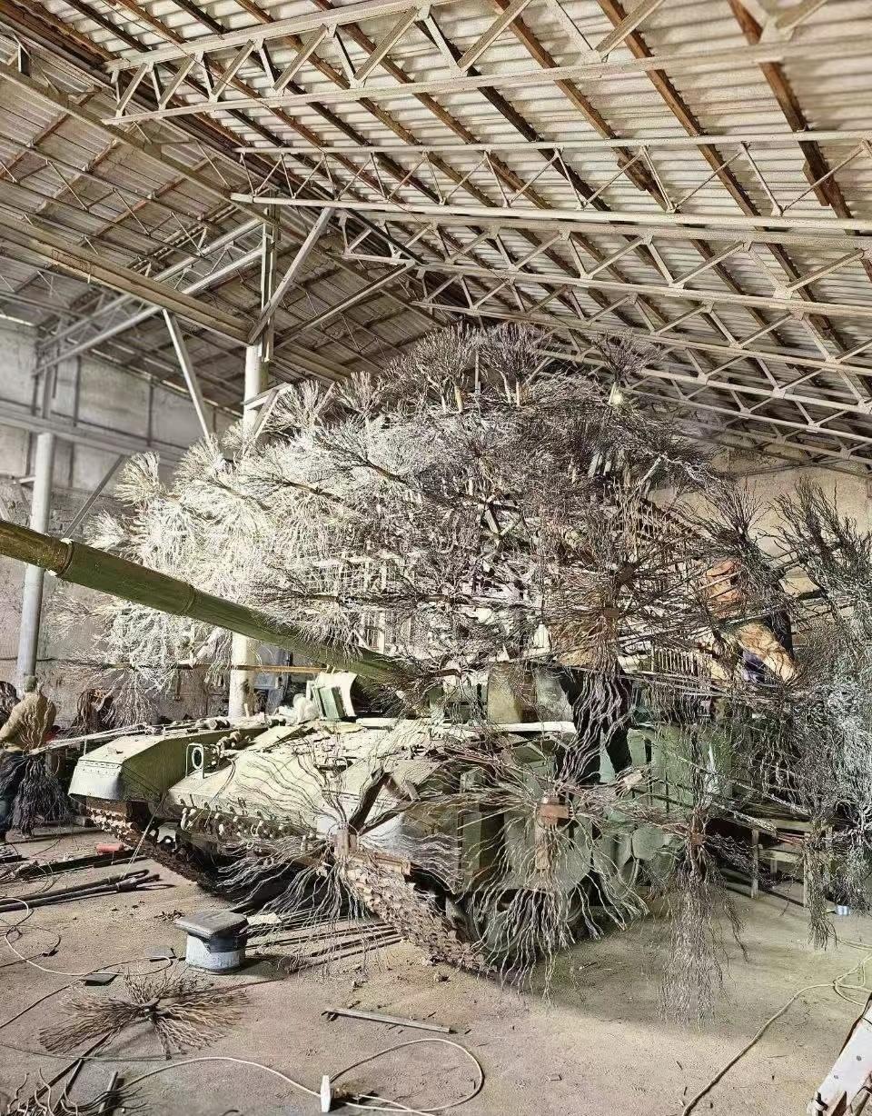 俄罗斯的坦克，被改装成了刺猬。

为应对乌克兰自杀式无人机的威胁，俄军给自己的坦