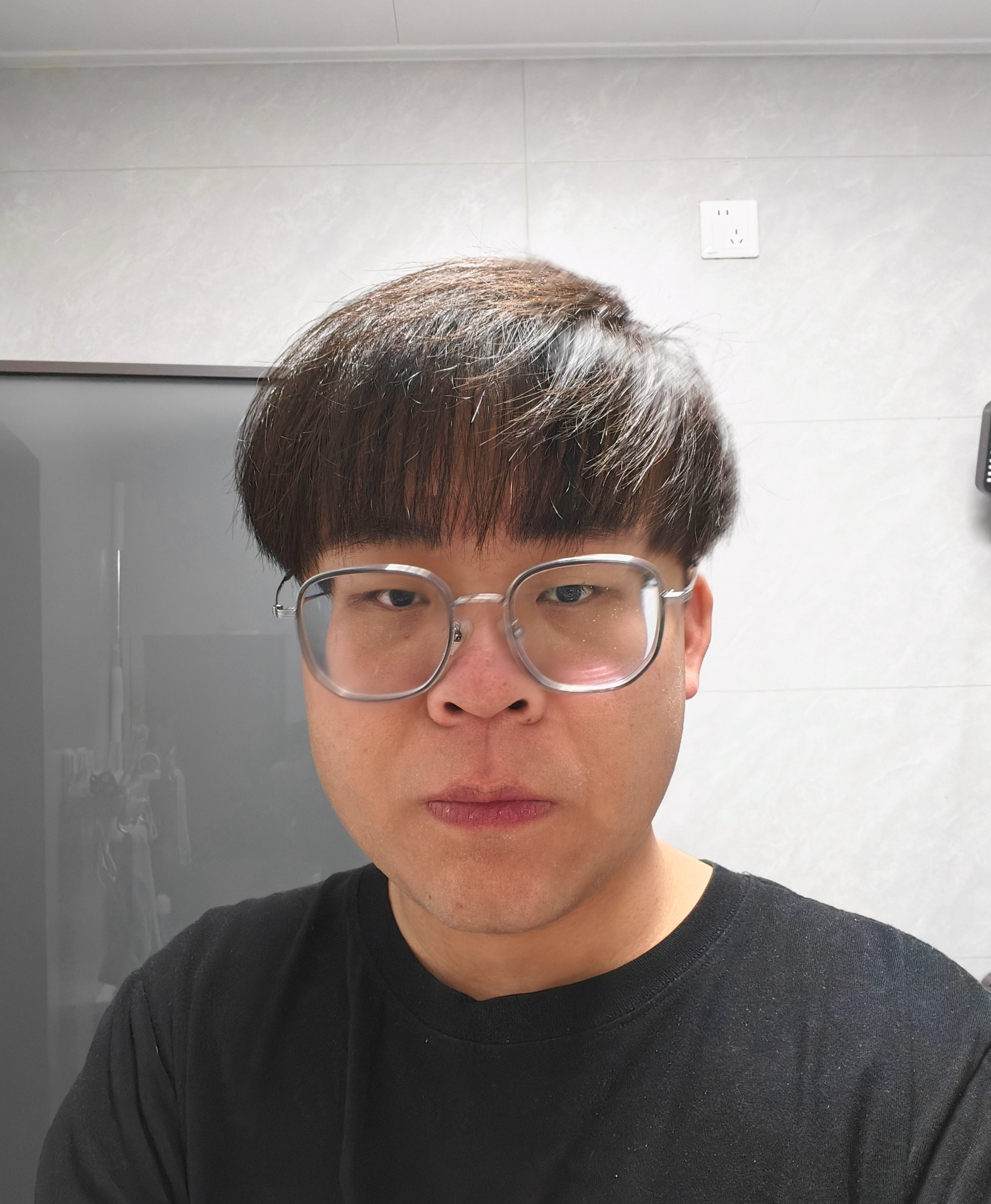 欧哥打算下周去把眼镜换了！接着带这种极窄边框的，现在这个太大了，至于为啥配这种的