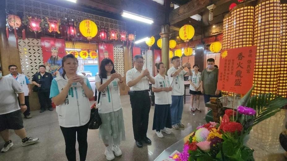 未赴凯道反毒油 柯文哲到苗栗拜拜、逛夜市：忙辅选还要录音录影
台湾民众党创党主席