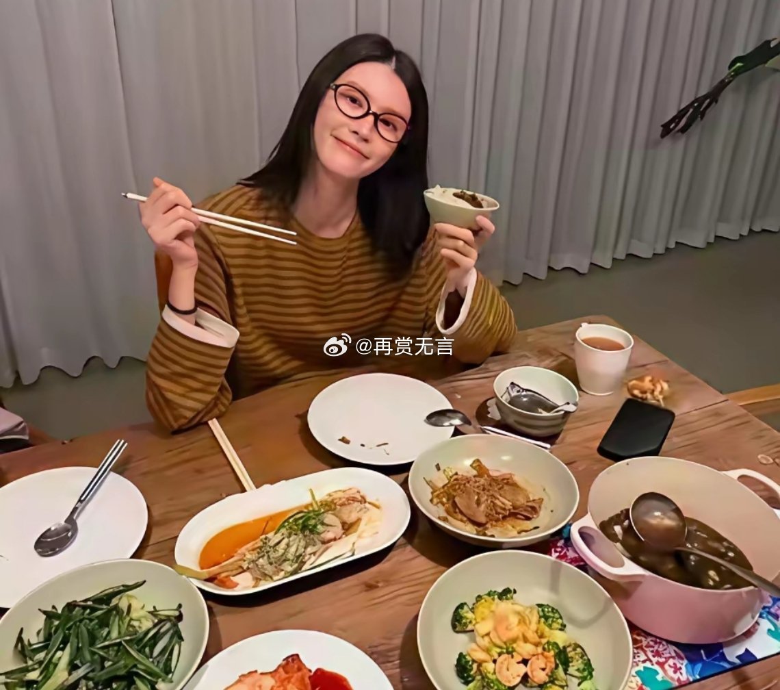 原来明星的餐桌和我们普通人差不多，还以为何穗天天吃进口粮呢。 