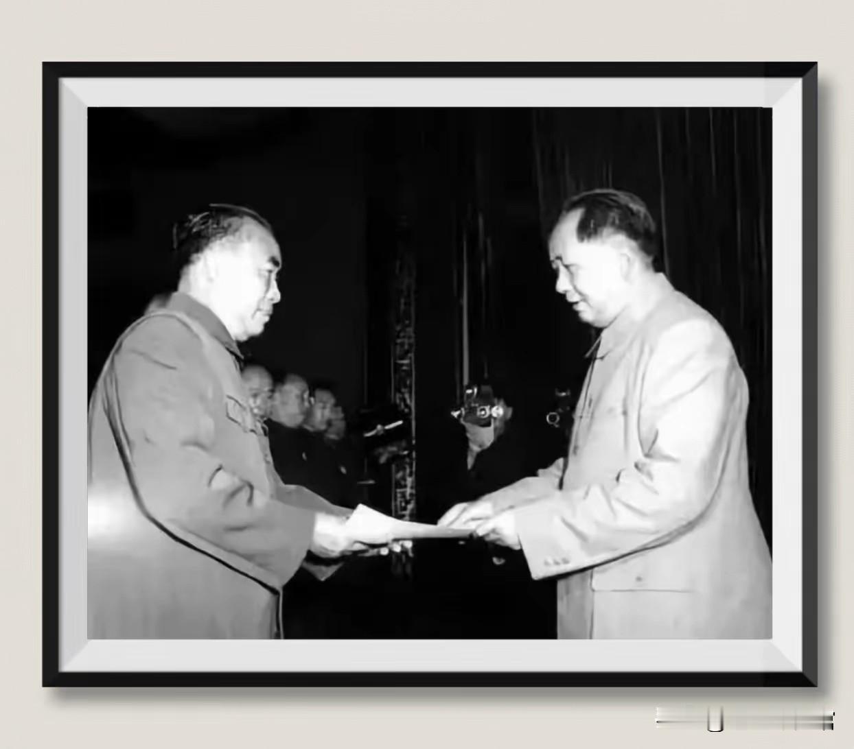 这张照片定格了1955年9月27日中南海怀仁堂元帅授衔典礼上的经典瞬间——毛泽东