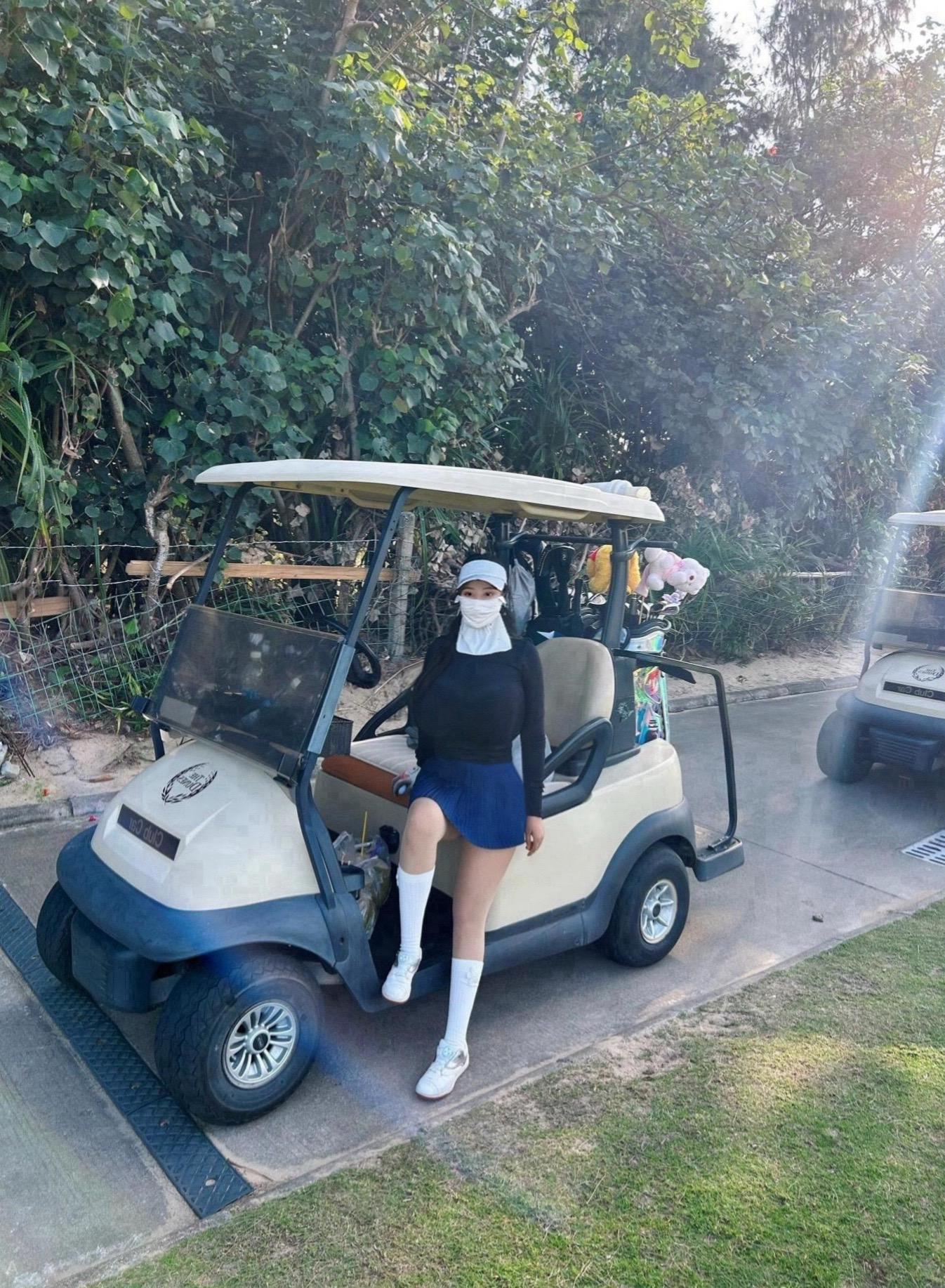 高尔夫。好久没打了～有点社恐不太敢上场…感觉挥杆动作都忘了