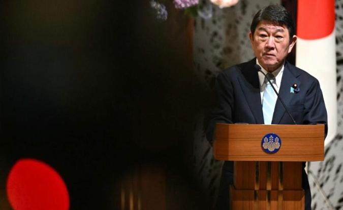 日本服软，承认中国很重要。当地时间7月14日，日本外长茂木敏充在记者会上公开表示
