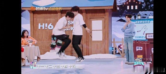 张颜齐不语只一味秀跳绳张颜齐：跳绳前是冷酷Boy，一跳起来秒变欢乐多！张颜齐跳绳