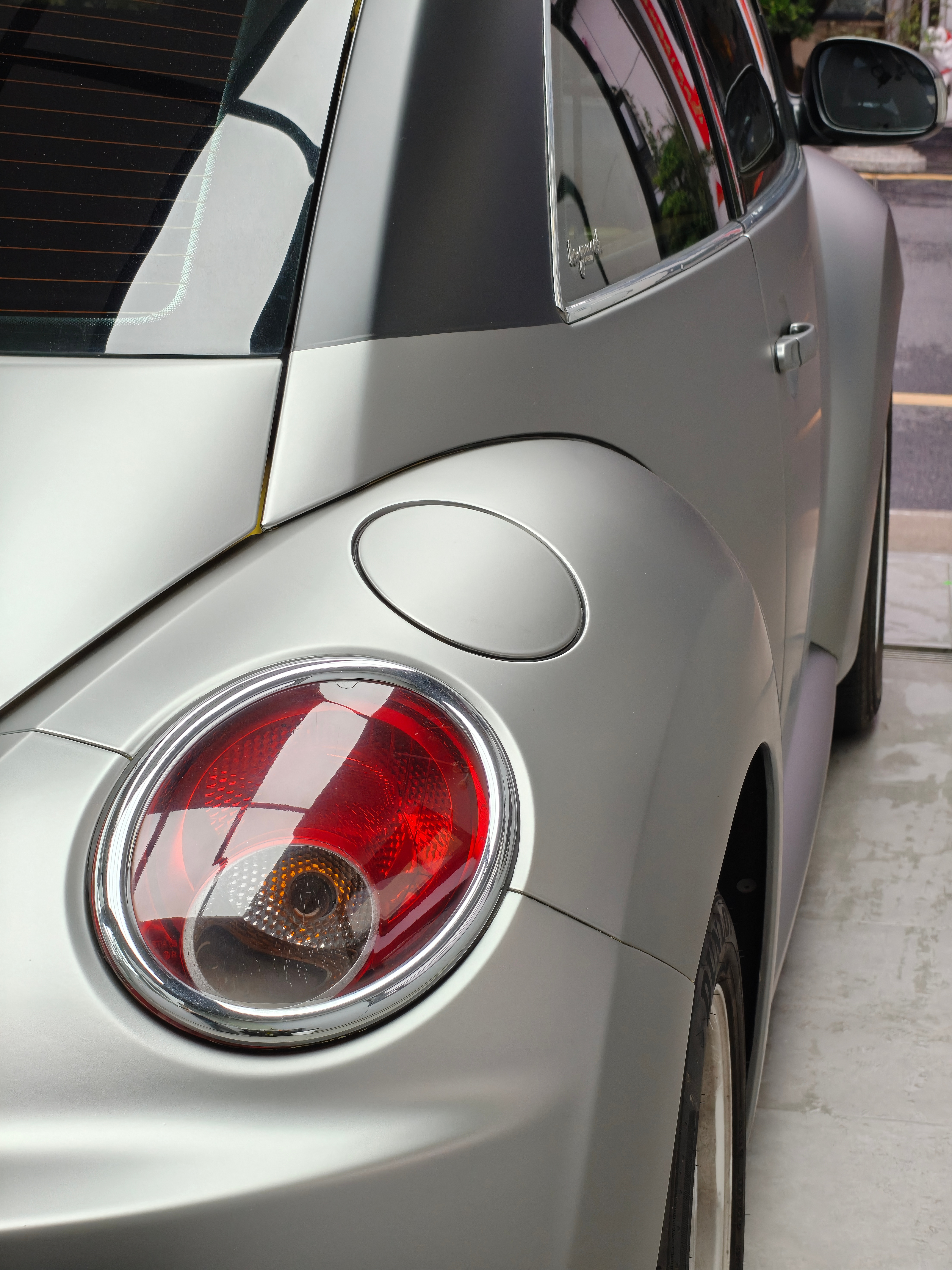 09年老车贴个膜真的是边贴边修，超级车间的服务还是很棒的，帮忙修复了好多，小姐姐