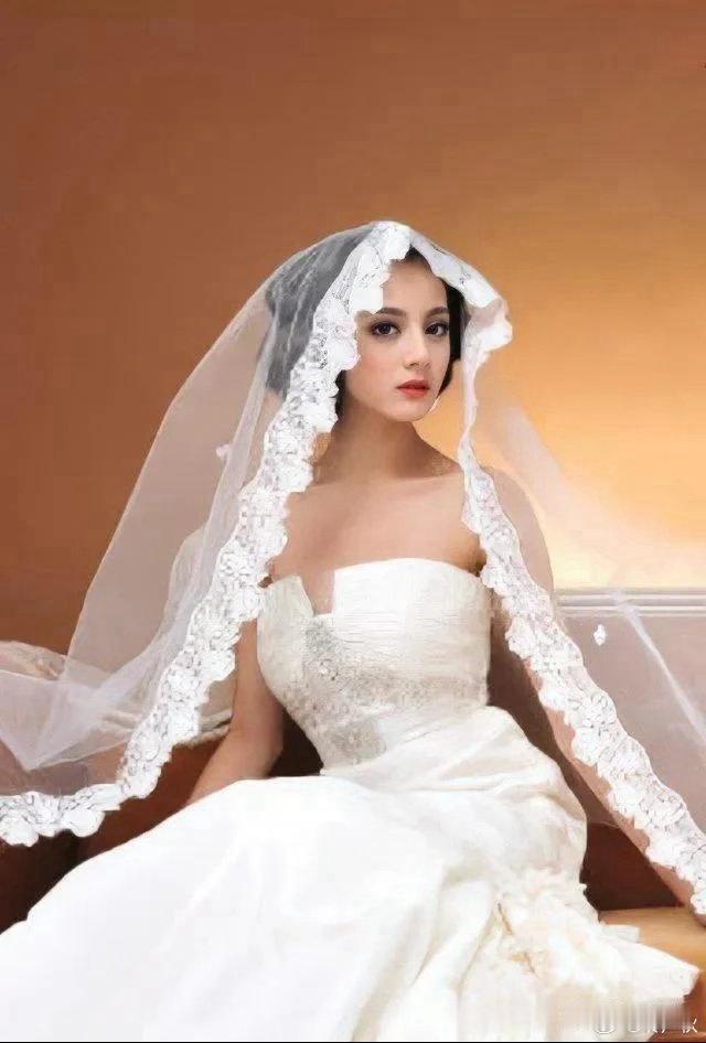 这是迪丽热巴15岁拍的婚纱照，秒了现在多少人 