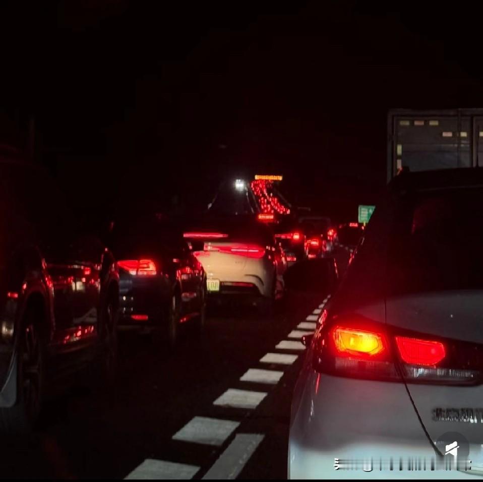 凌晨四点的高速大家都不睡觉的吗！
 
凌晨四点的高速，红得刺眼的尾灯能把黑夜烧出