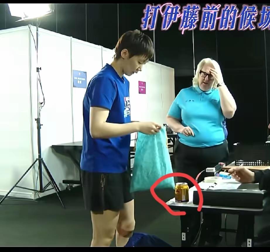 有网友劝曼昱以后不要喝“红牛”
！
曼昱在对阵伊藤美诚之前检录时，有网友发现曼昱