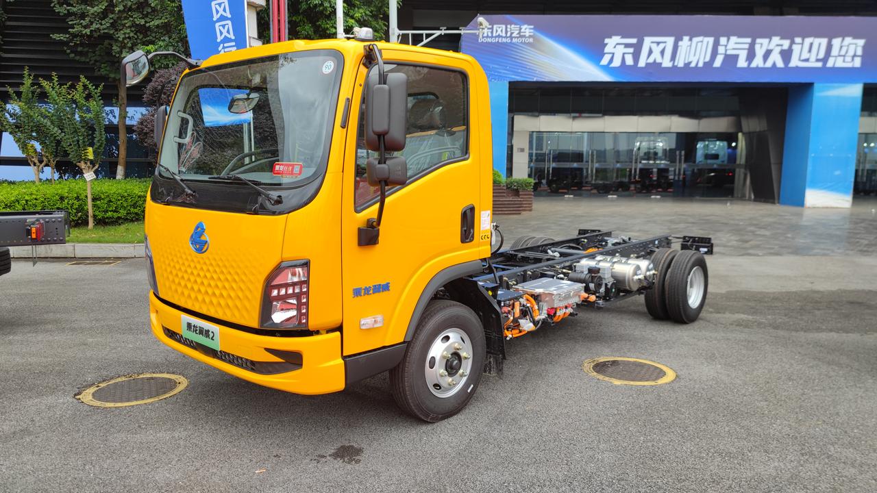 东风柳汽67品牌客户日活动现场，又见黄色电动小卡车，它具有450公里的续航里程，