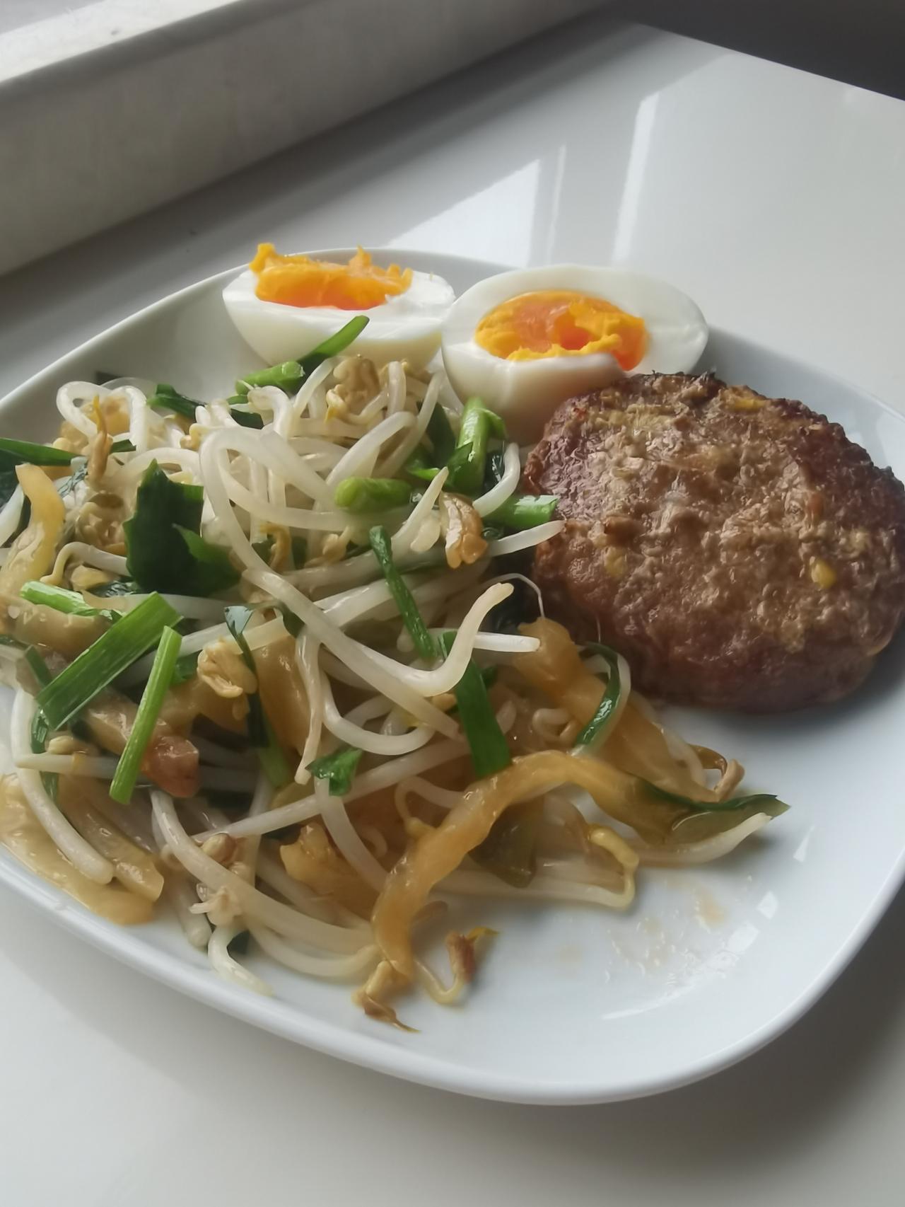 星期二，早餐打卡。

【今日菜单】
豆芽榨菜丝炒韭菜、自制牛肉饼、鸡蛋、咖啡牛奶