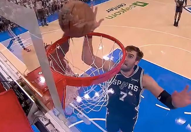 裁判直接保送雷霆，明目张胆无视吹罚。
NBA总决赛G5，第三节马刺展开反扑的时候