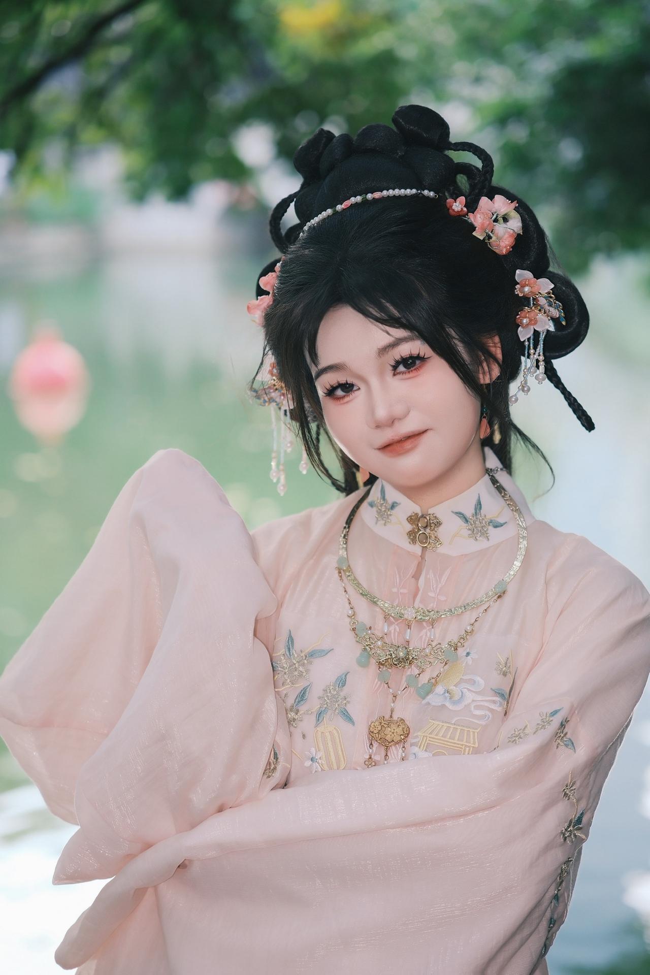 预约柳候公园拍照，小姐姐轻淡妆容出镜。天气热仍然挡不住拍照的热情，流汗也要拍。只