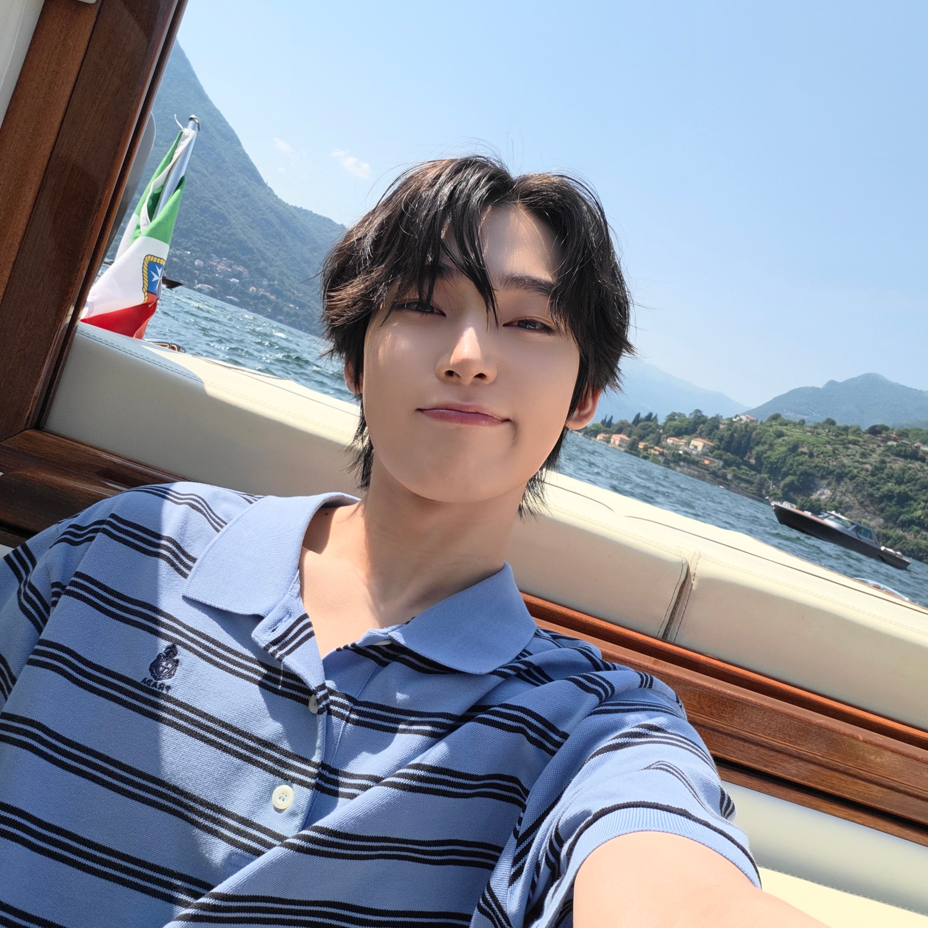 小橡子更新Post“💙”+评论“zzang”“战胜炎热的夏天吧”“!!” 
