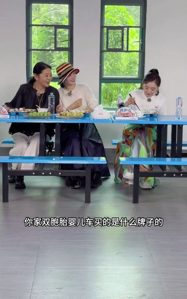 谢娜家双胞胎婴儿车给了撒贝宁家用两家人关系真好，没有因为自己家是明星啥的，就不用