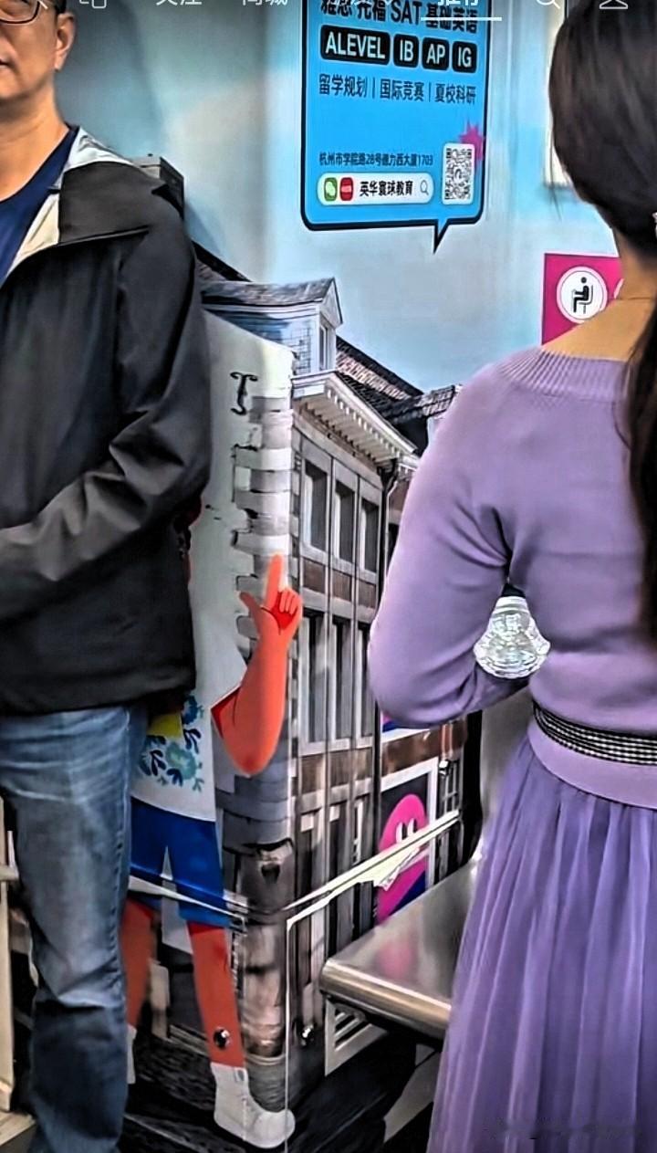 网友发布杭州地铁上暖心的一幕

地铁车厢内挤满了人，可两个爱心座位依然闲置着，爱