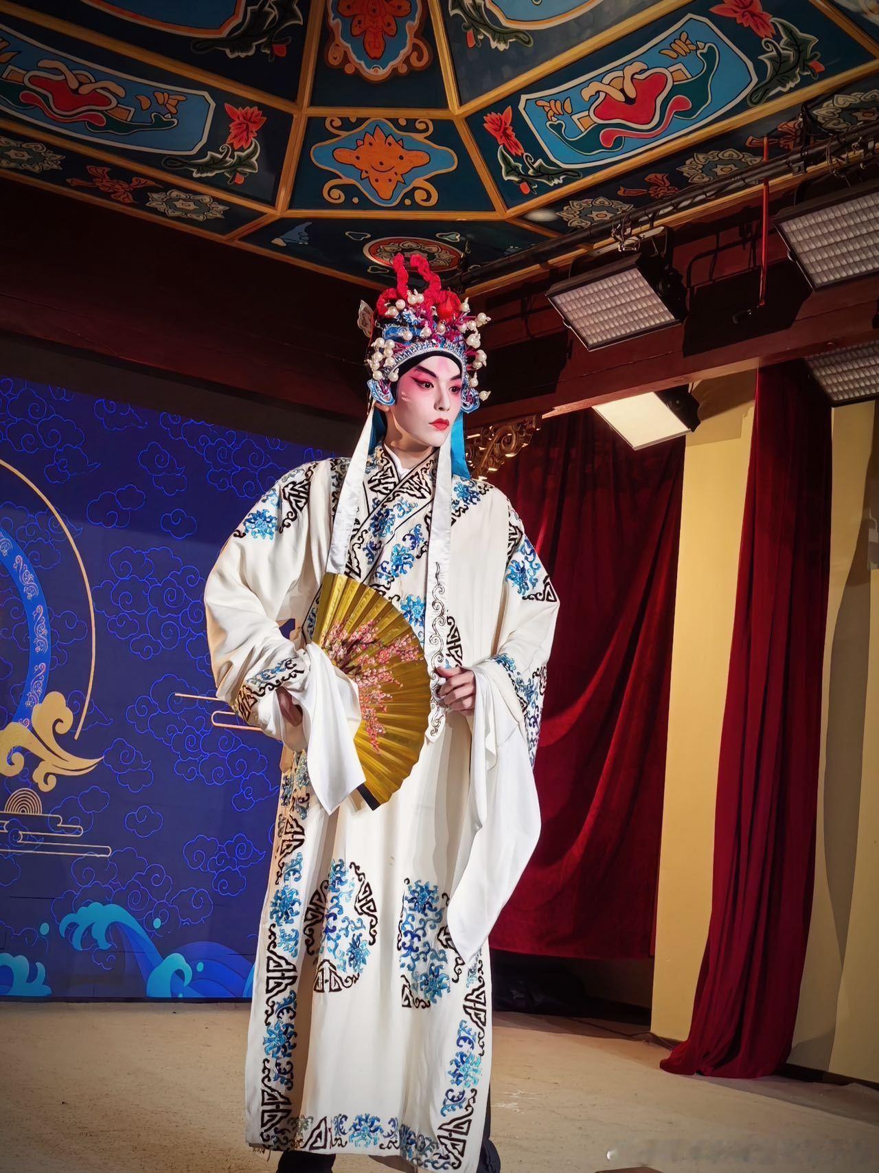 俐乐王昀楷体验湘剧百花赠剑俐乐王昀楷湘剧扮相惊艳少年风骨融合戏曲底蕴，适配程度直