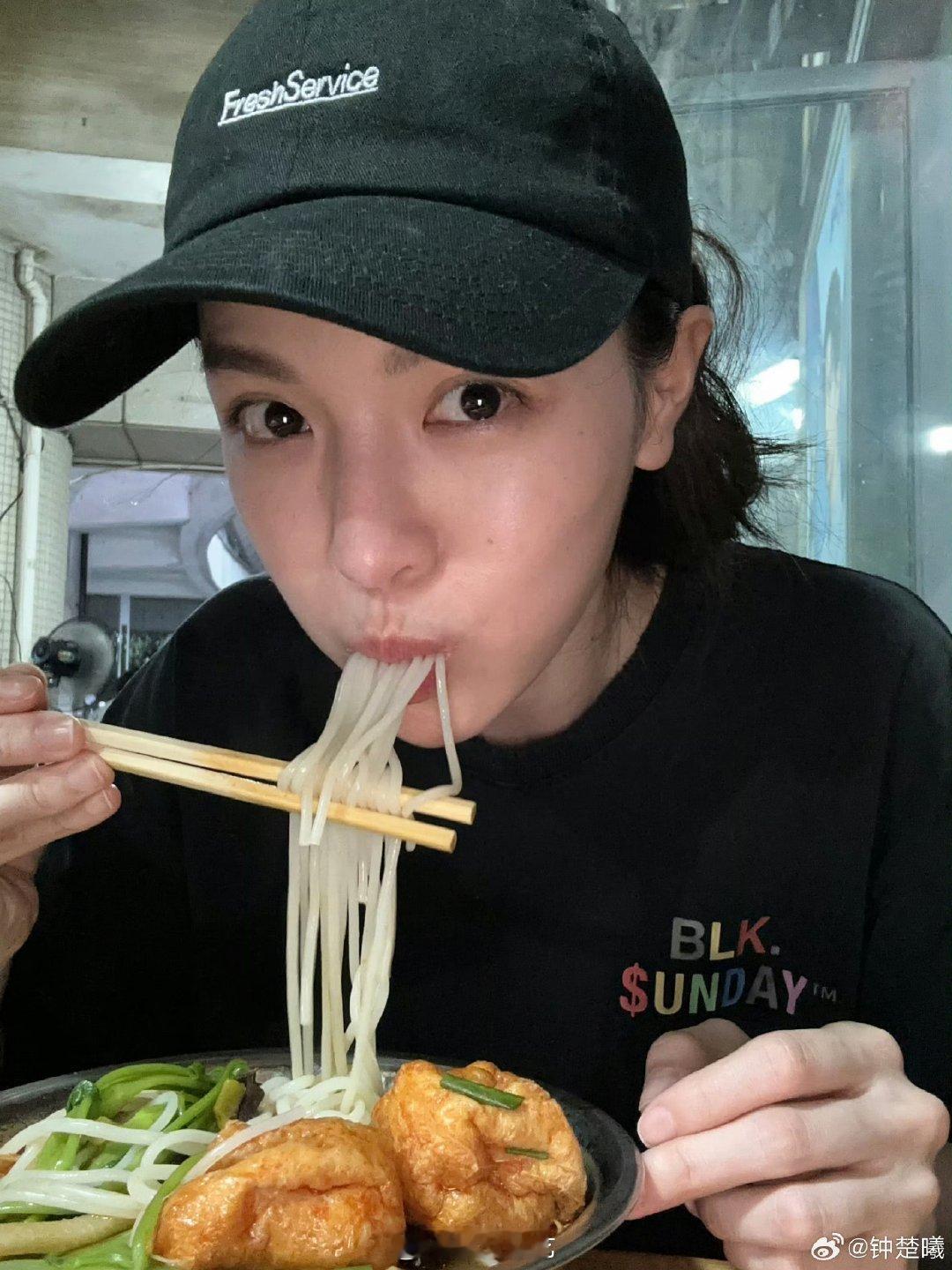 钟楚曦吃螺蛳粉钟楚曦吃了螺蛳粉 钟楚曦吃了螺蛳粉 想知道柳州的螺蛳粉和外地的有什