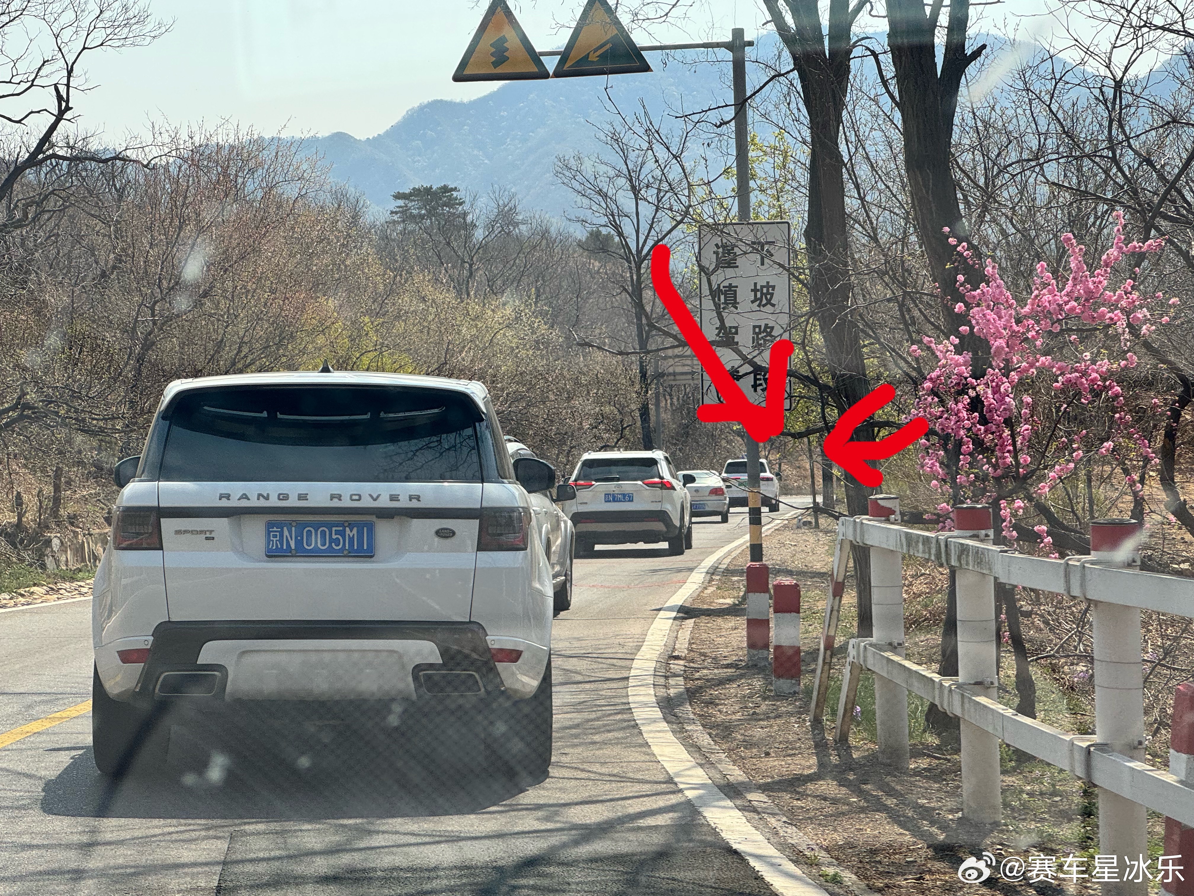 60速度限速的山路，结果这个车亮着辅助驾驶的蓝灯30速度在开。压了一大堆车在后面