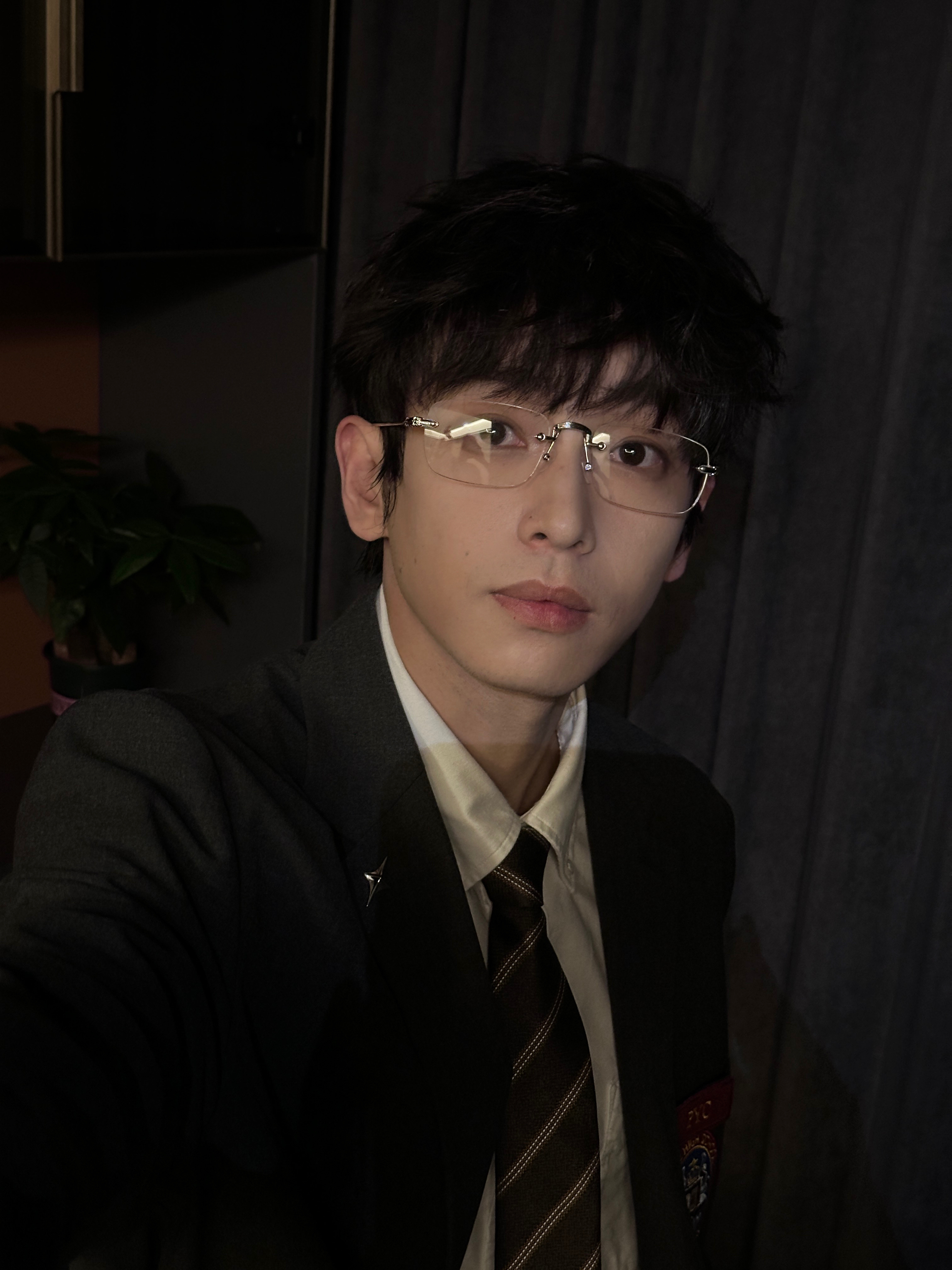 卧槽彭昱畅我是真的不认识你了。。 ​​​