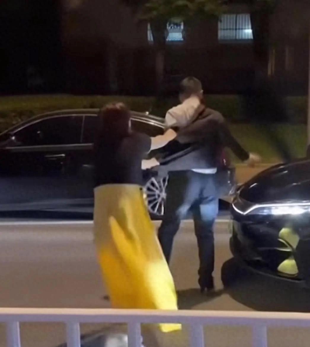 突发冲突！女子街头多次掌掴拉扯网约车司机，视频全网热传，事发江苏常州 5 月 1